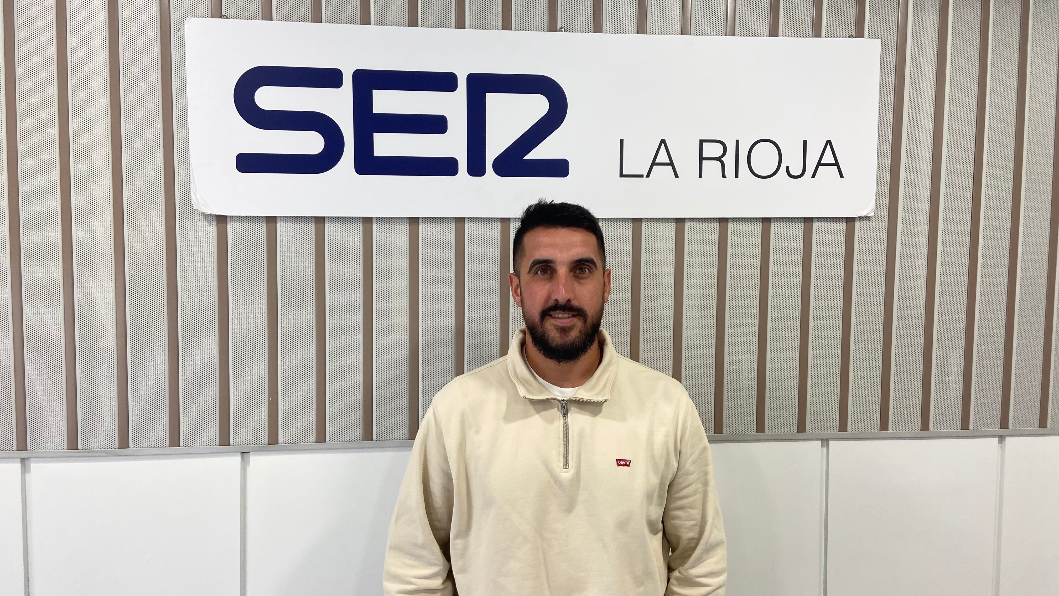 Adrián Cantabrana visita los estudios de Radio Rioja