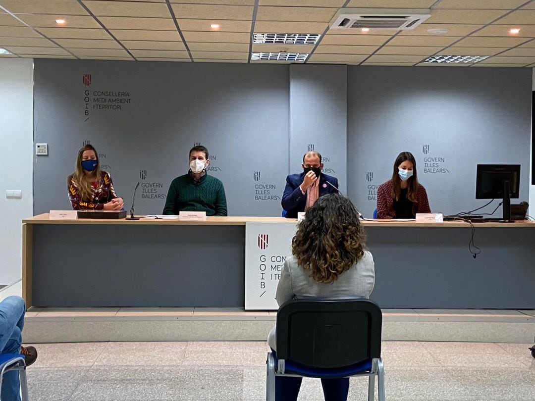 La investigadora de la UIB Mar Leza; El jefe de Servei de Protecció d&#039;Espècies, Iván Ramos; el conseller de Medi Ambient, Miquel Mir, y la portavoz del COFIB, Gabriela Picó.