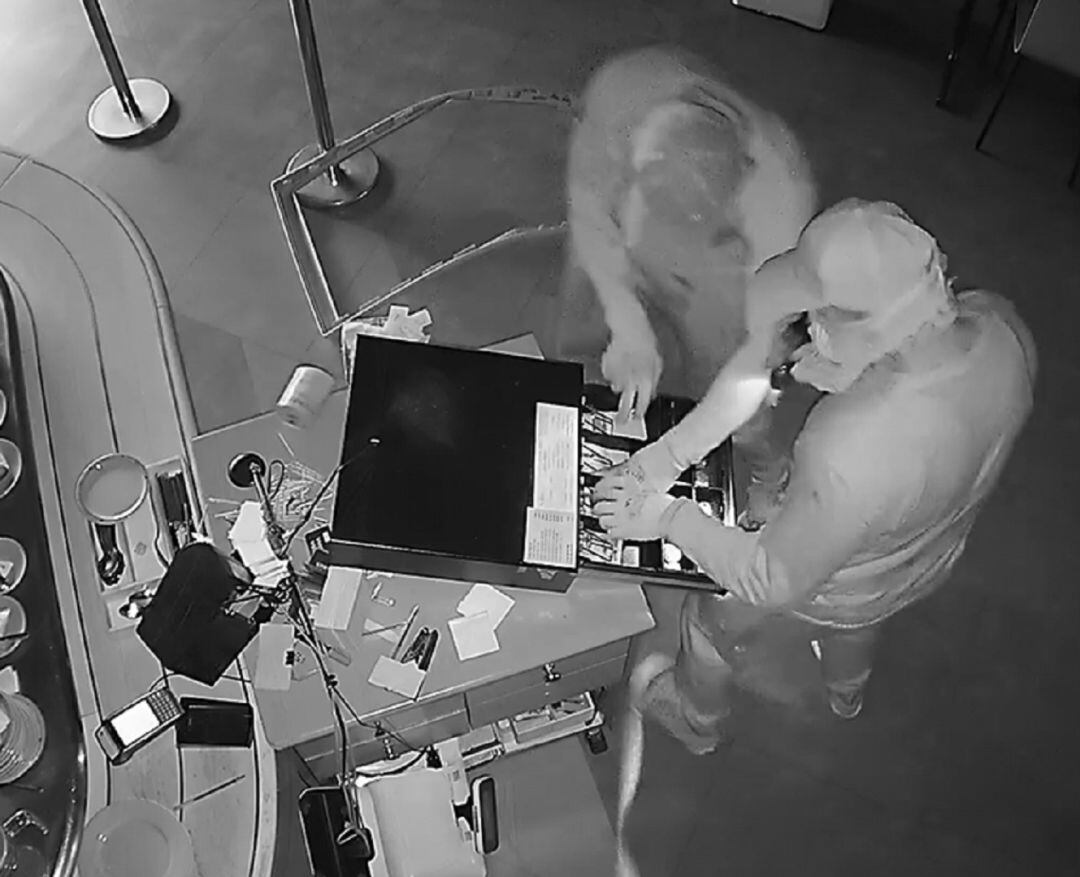 Fotograma de uno de los asaltos a máquinas tragaperras que se imputa a la banda desarticulada