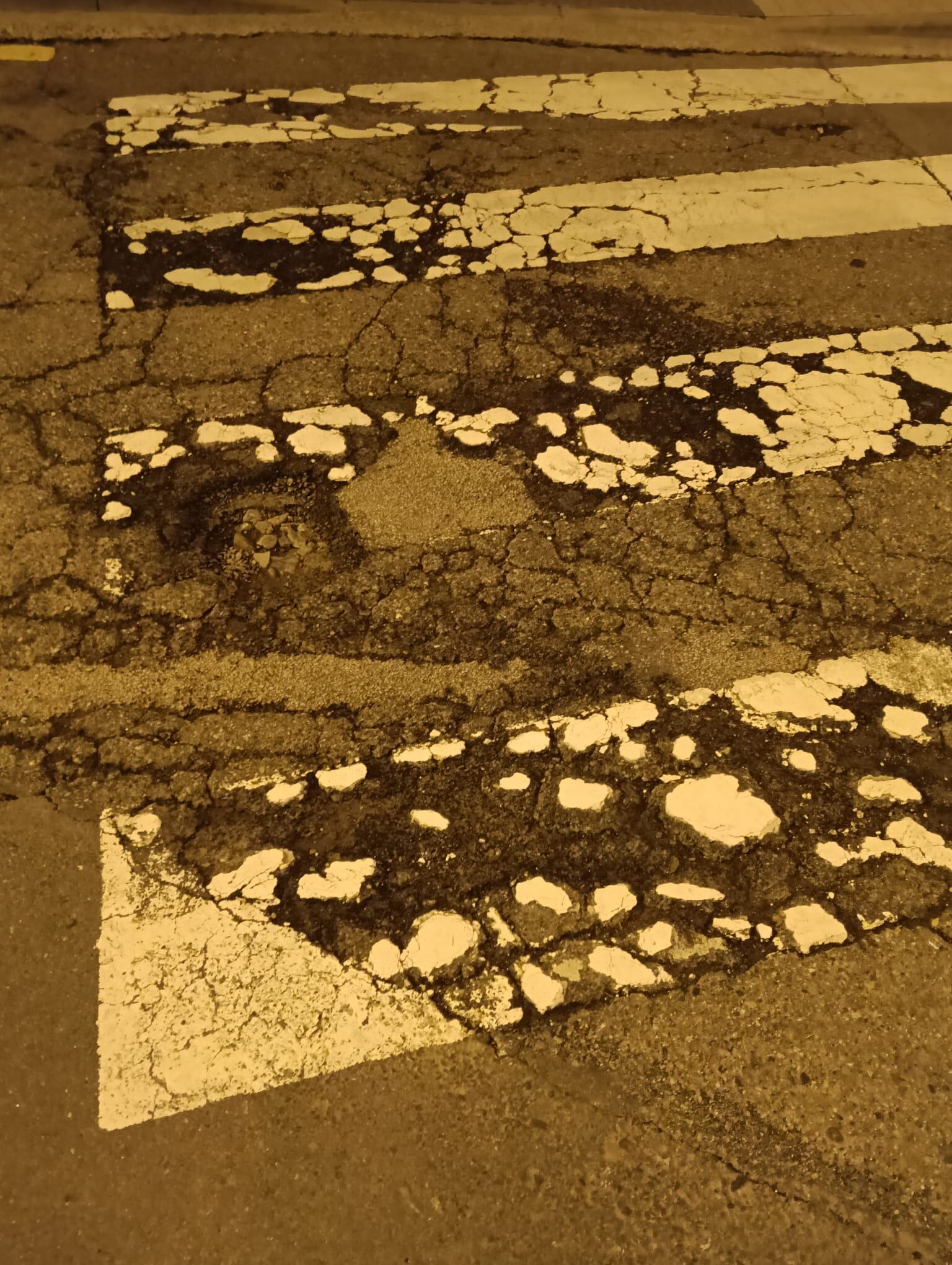 Los socialistas advierten de que las quejas vecinales por el mal estado del asfaltado, baldosas sueltas o cunetas en mal estado