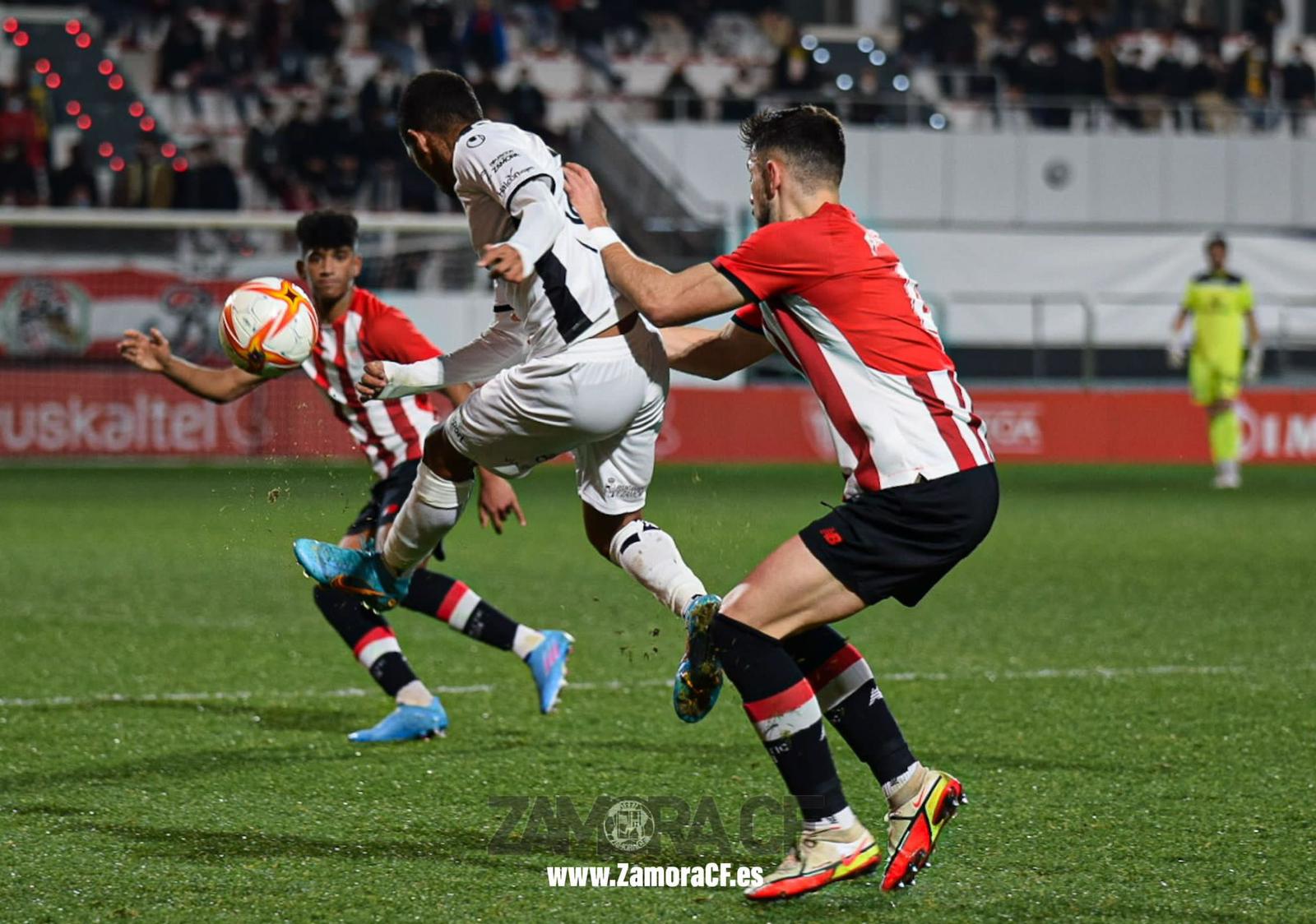 Un momento del partido en Lezama