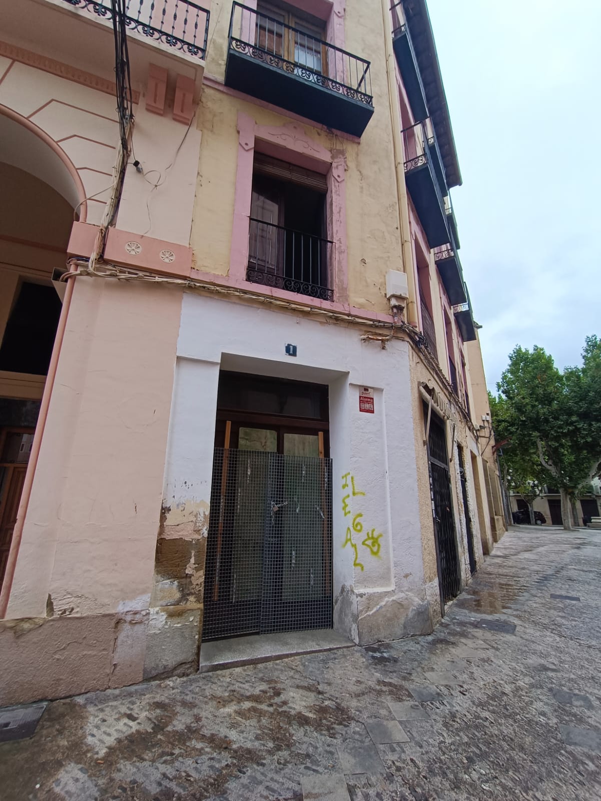 Edificio desalojado en la calle Cortés