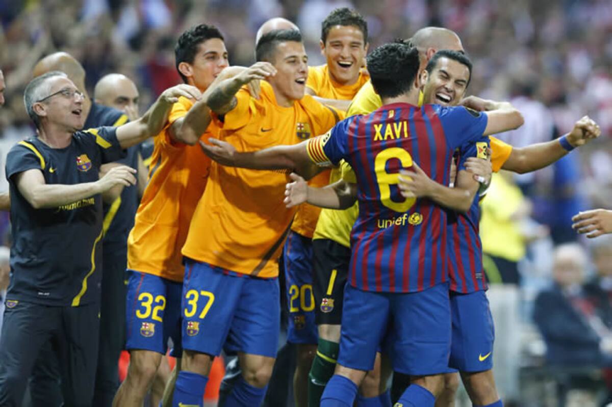 El delantero del FC Barcelona Pedro Rodríguez (d) celebra con sus compañeros la consecución del tercer gol de su equipo ante el Athletic Club, en la final de la Copa del Rey de fútbol que se disputa esta noche en el estadio Vicente Calderón de Madrid. | <