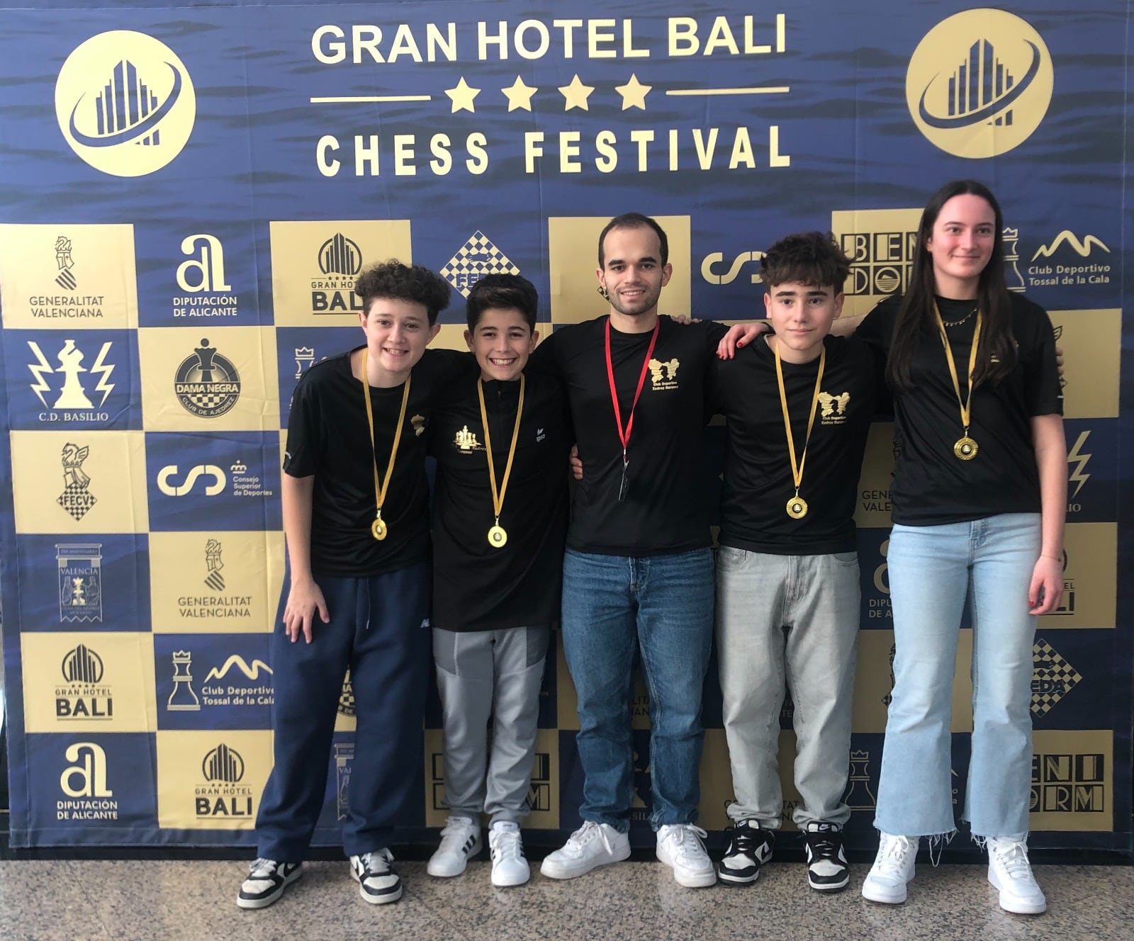 Los componentes de Club Xadrez Ourense posan antes de la Copa de España