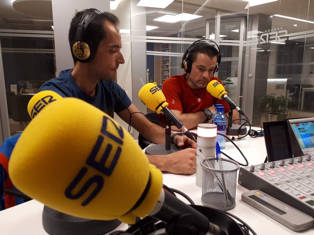 Los montañeros ribereños, Álex Suárez (i) y Sergio Abad, en los estudios de Radio Aranda - Cadena SER.