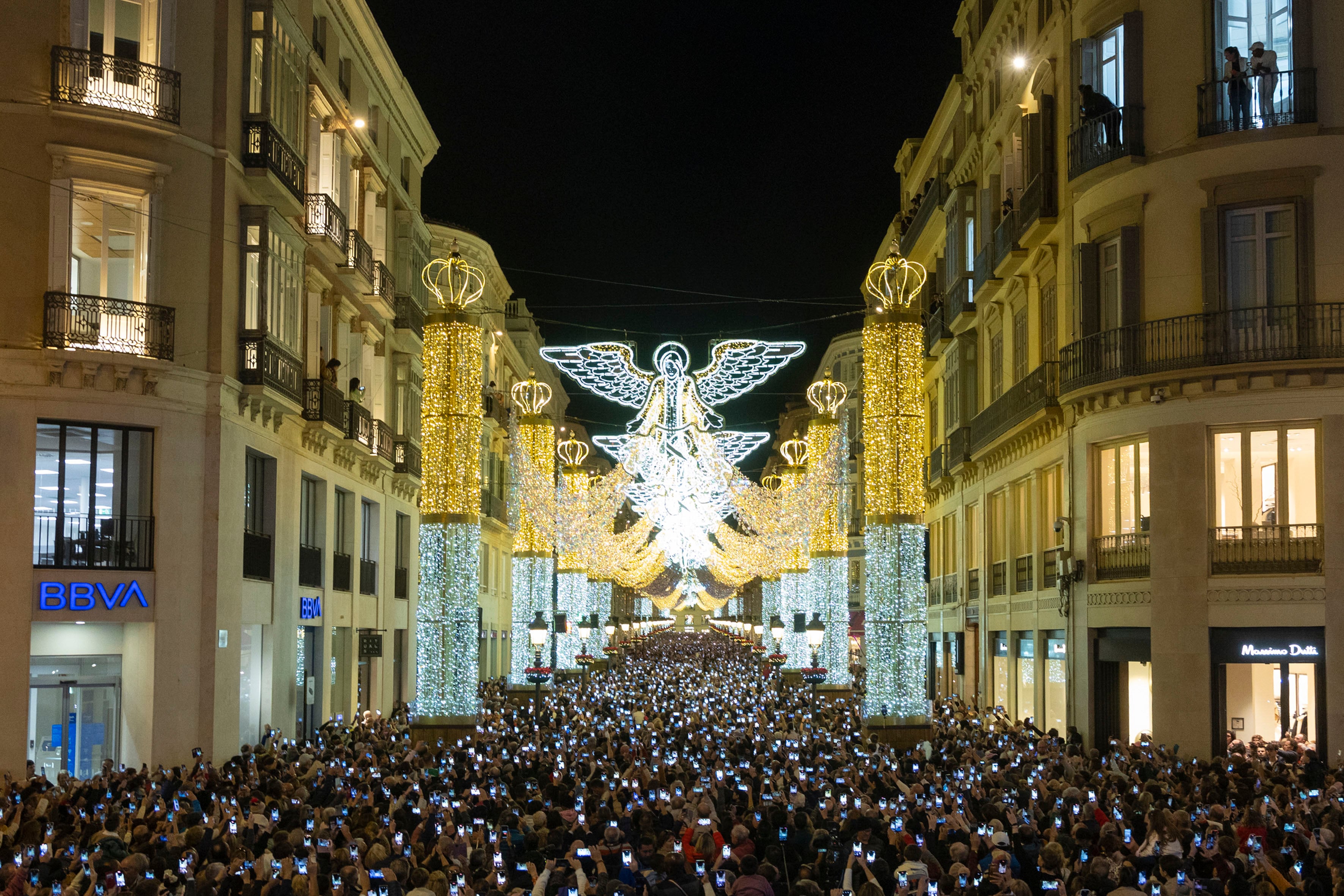 MÁLAGA, 24/11/2023.- Vista de la calle Larios de Málaga hoy viernes en la inauguración del alumbrado navideño, que este año cuenta con mas de 2,2 millones de puntos de luz led en 80 calles, plazas y glorietas del centro histórico. Cada día, hasta después de la festividad de Reyes, habrá tres espectáculos de luz y sonido en la Calle Larios. EFE/Álvaro Cabrera
