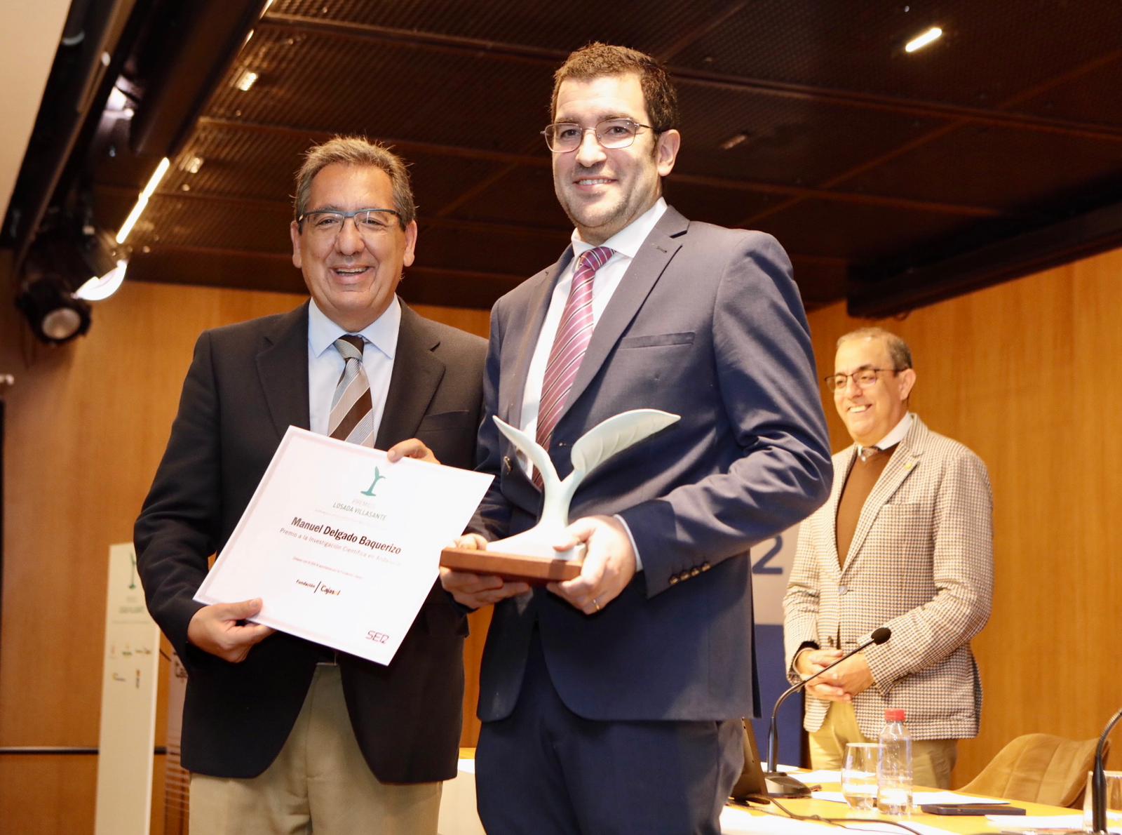 Antonio Pulido entrega el premio a Manuel Delgado Baquerizo