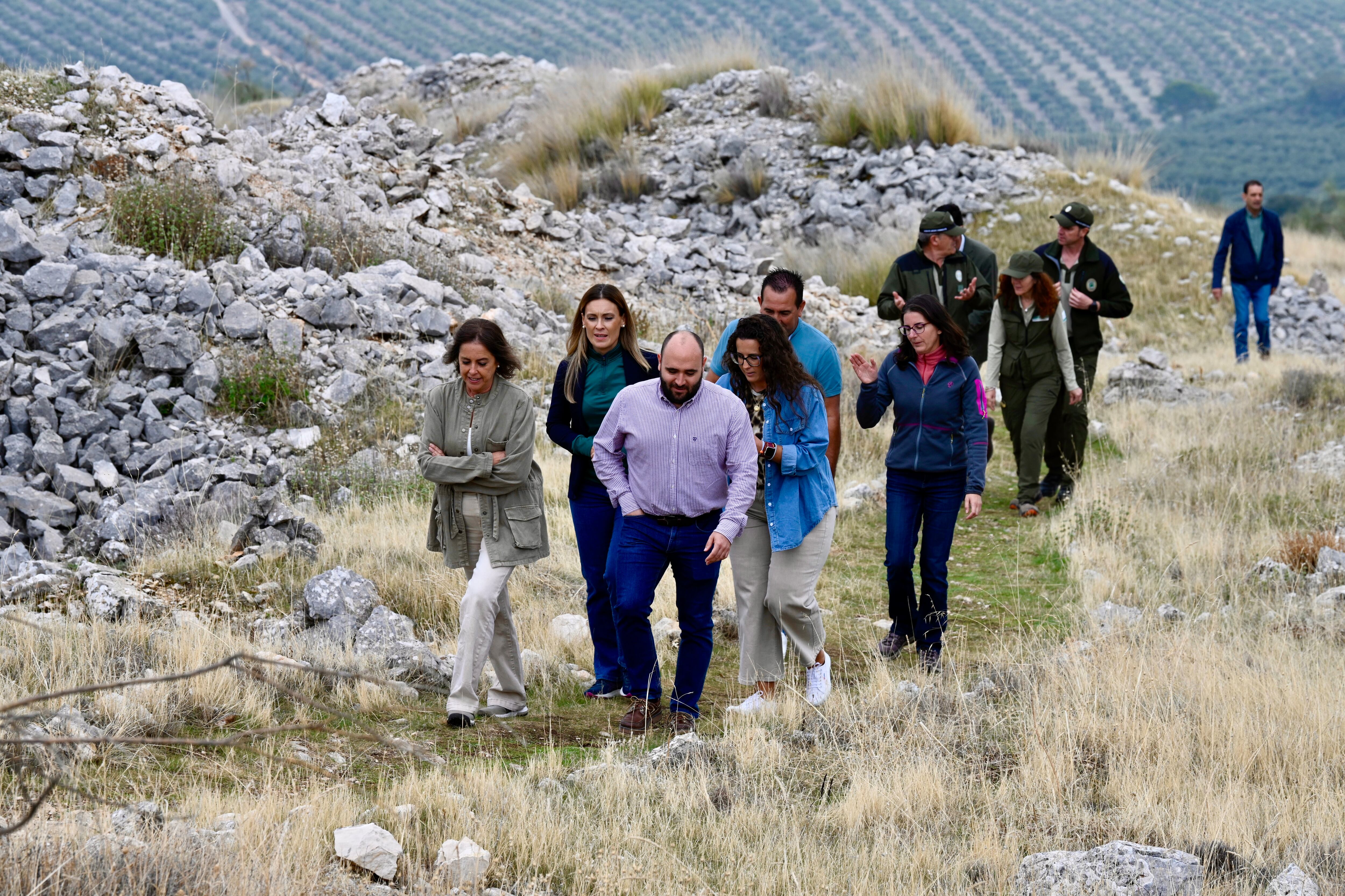 Consejera, alcalde y técnicos acceden al paraje donde ha tenido lugar la suelta
