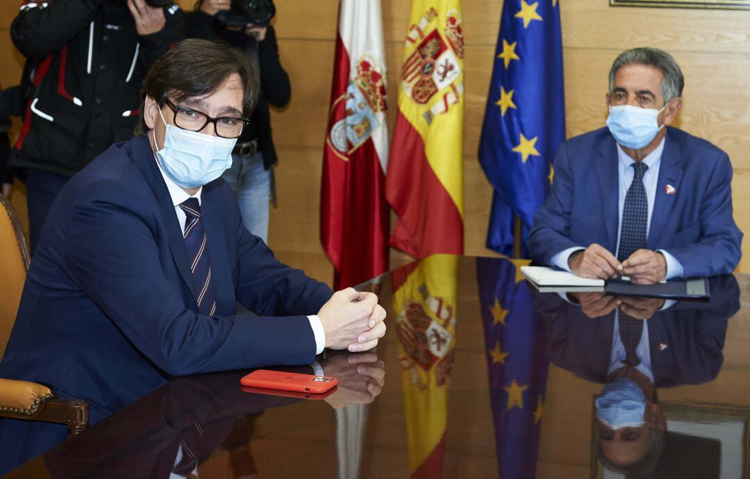 El ministro de Sanidad, Salvador Illa (i), durante una reunión con el presidente de Cantabria, Miguel Ángel Revilla.