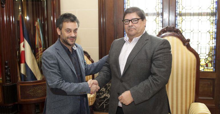 Xulio Ferreiro recibe al nuevo rector de la Universidade da Coruña, Julio Abalde