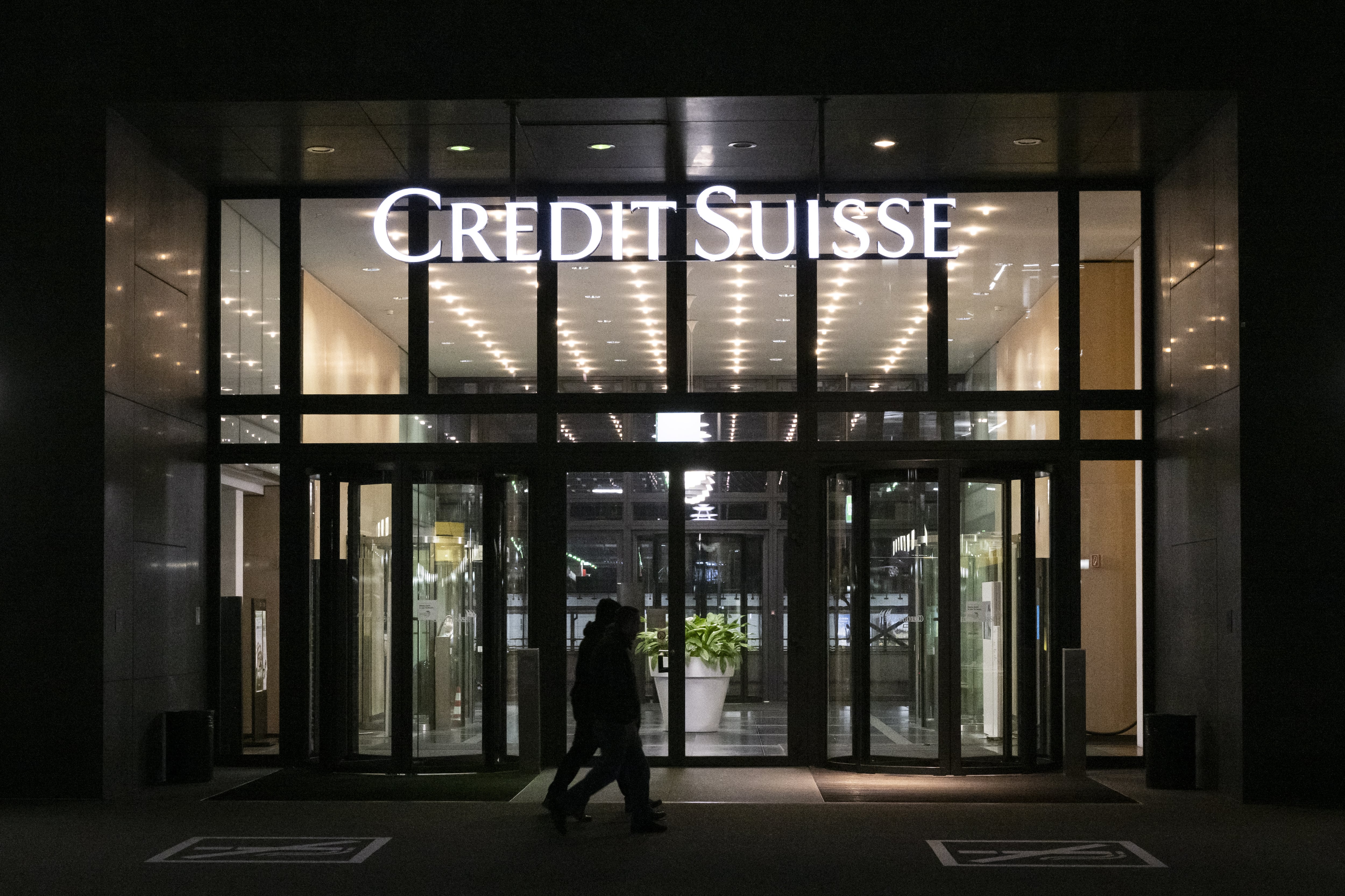 Entrada al edificio de Credit Suisse en Zurich (Suiza).