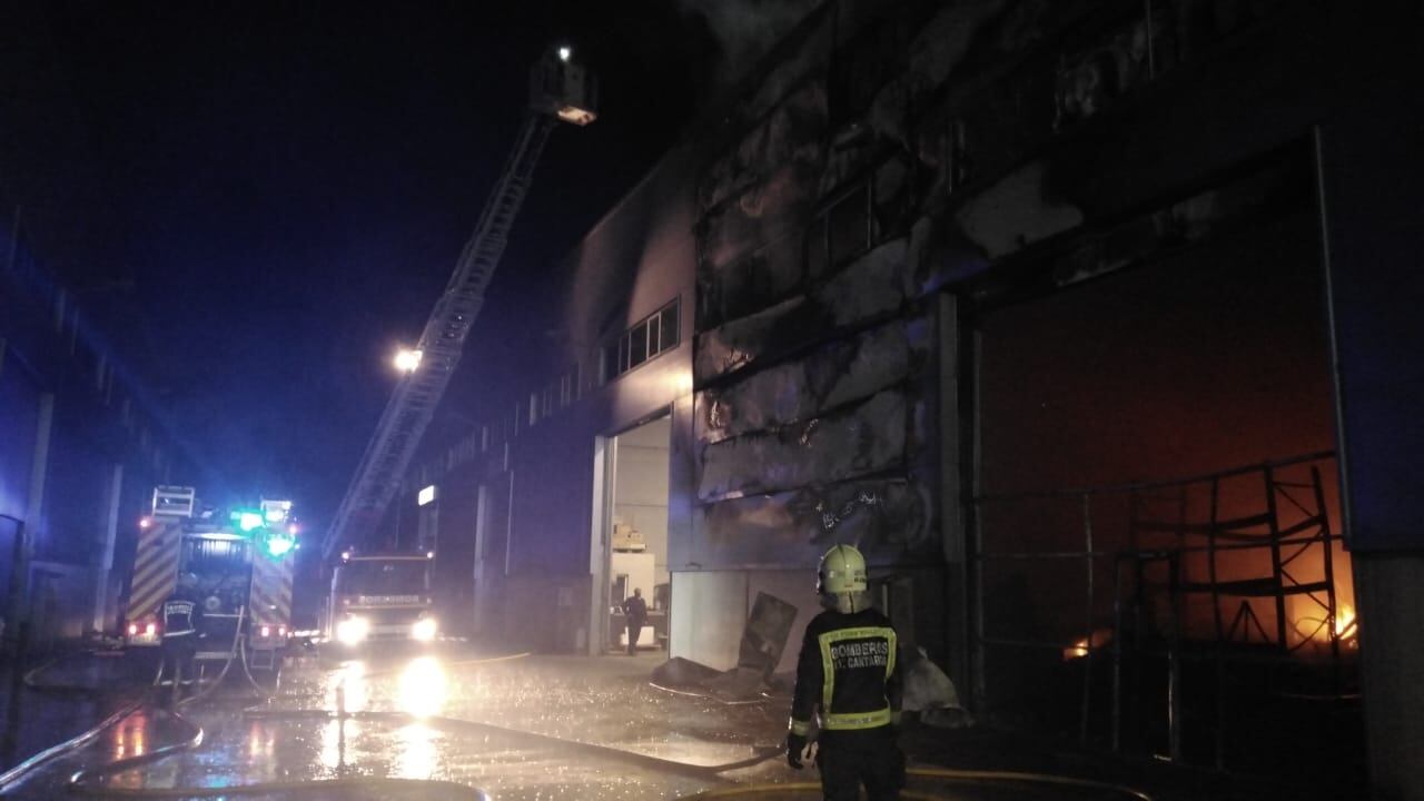 Incendio de una nave en el polígono de Barros de Los Corrales de Buelna.