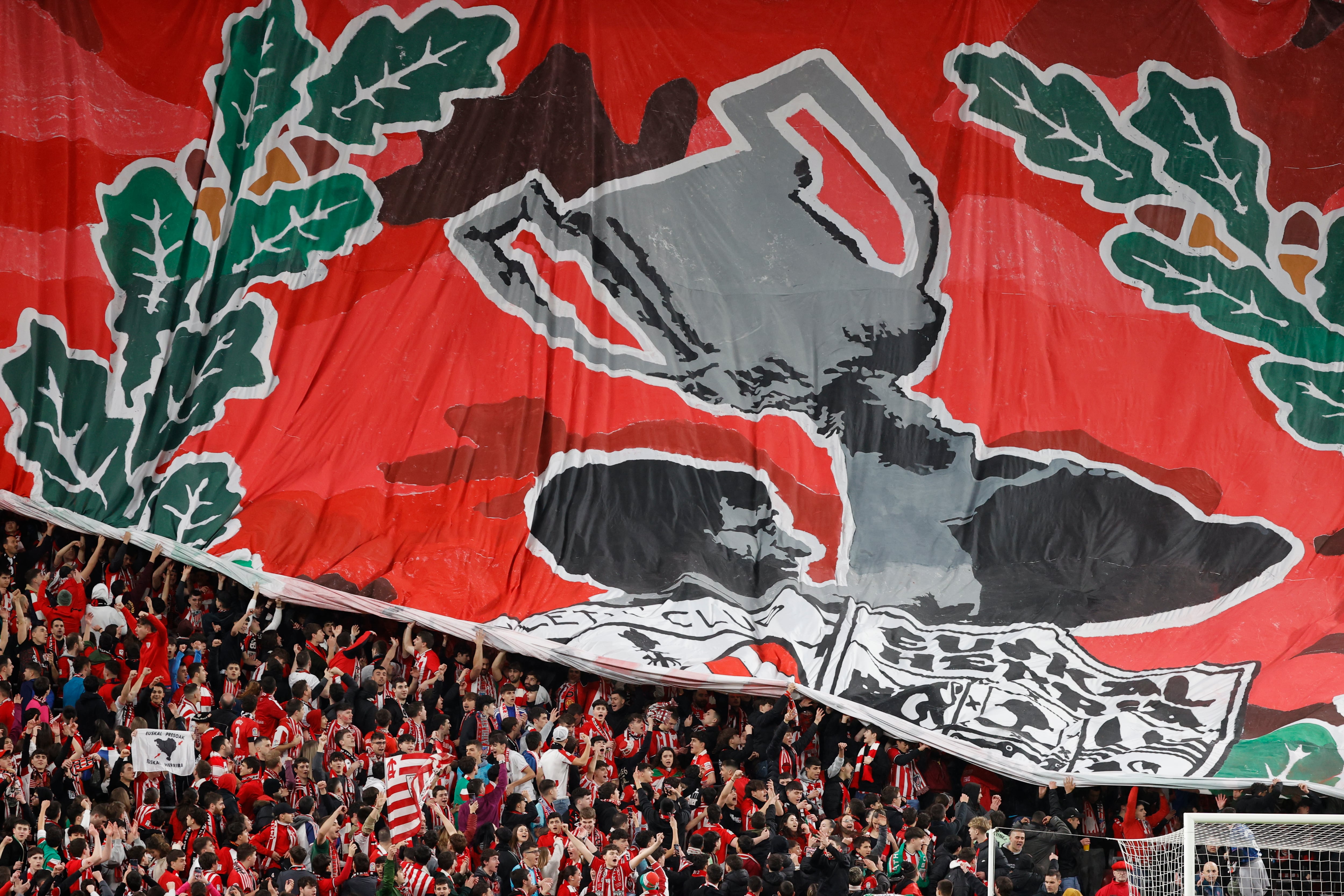 BILBAO, 29/02/2024.- La afición del Athletic Club durante el partido de vuelta de semifinales de la Copa del Rey que Athletic Club de Bilbao y Atlético de Madrid disputan este jueves en el estadio de San Mamés, en Bilbao. EFE/Luis Tejido
