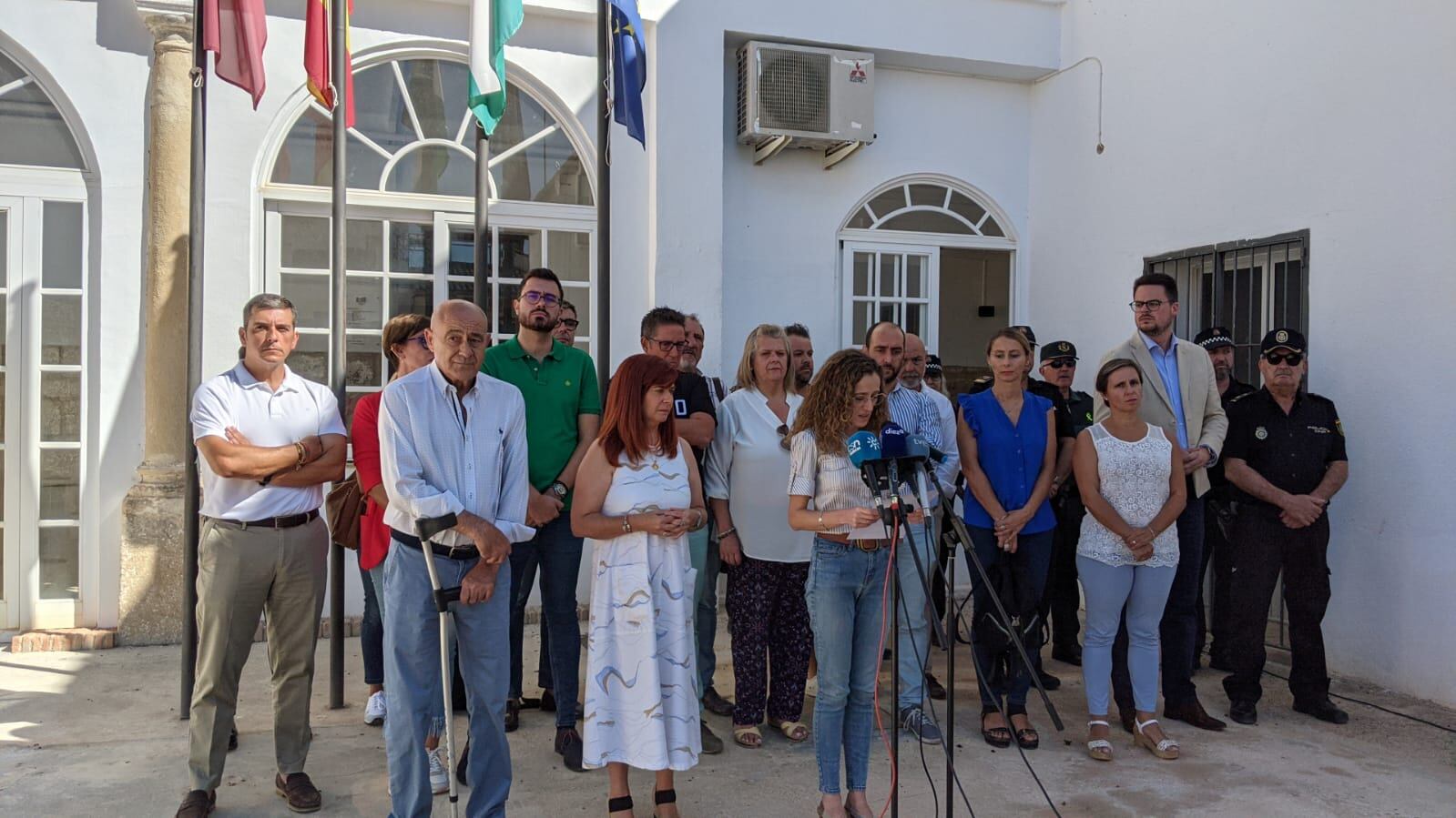 La corporación del Ayuntamiento de Úbeda se ha concentrado este miércoles como símbolo de repulsa por la agresión machista ocurrida en lunes