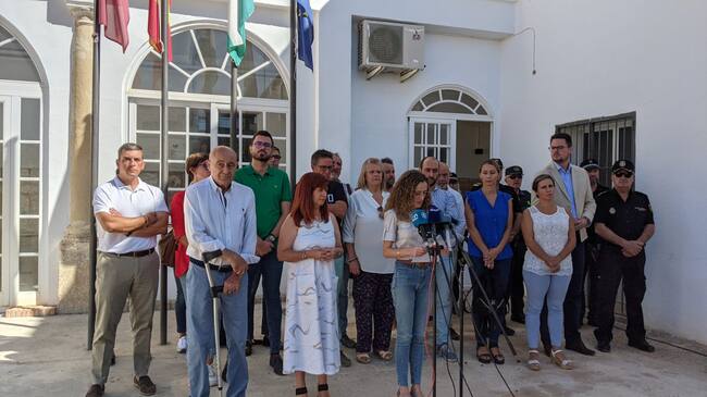 La corporación del Ayuntamiento de Úbeda se ha concentrado este miércoles como símbolo de repulsa por la agresión machista ocurrida en lunes