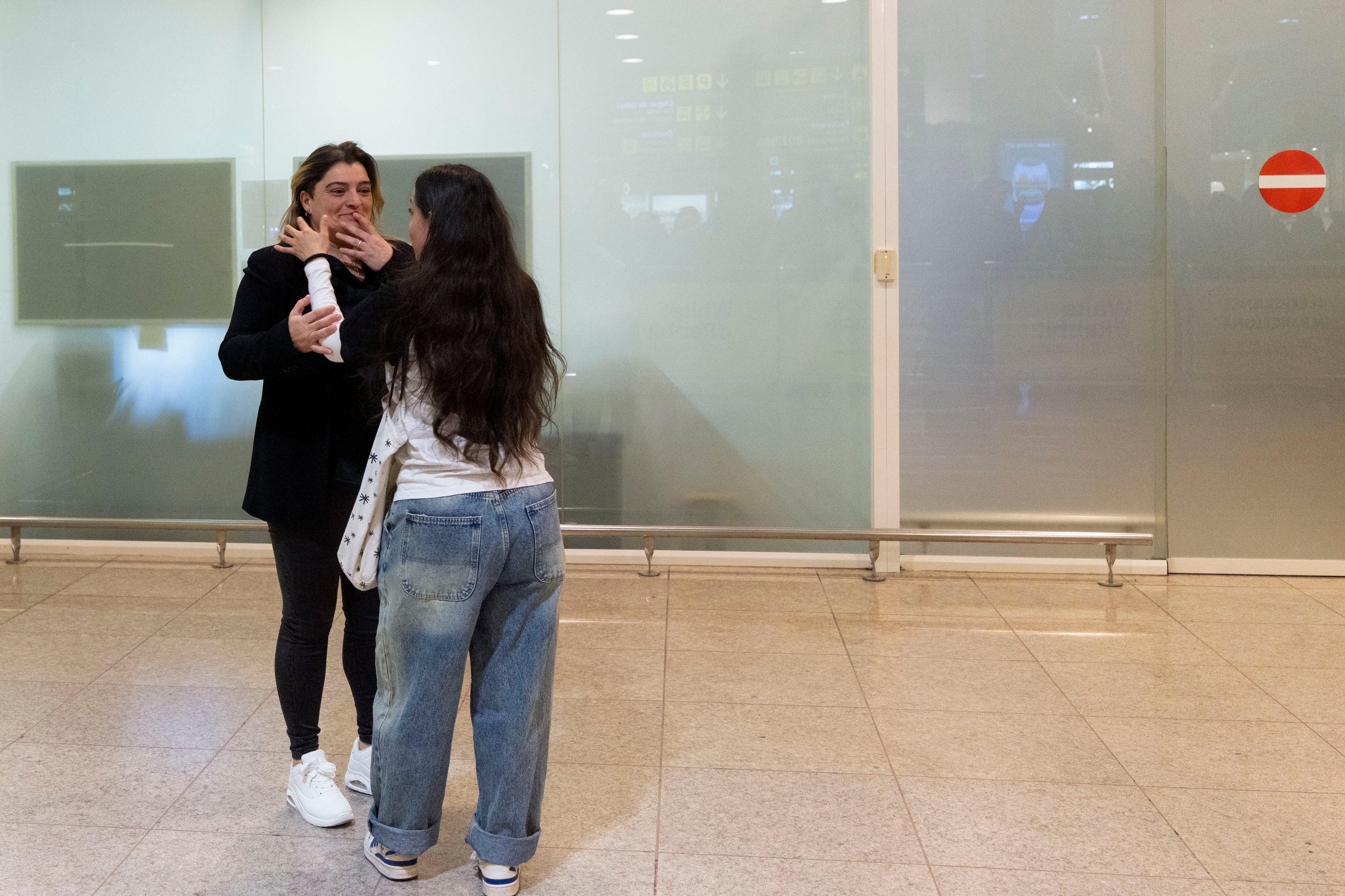 Rosario (i), madre de Fátima Ofkir, liberada ayer por las autoridades de Omán después de pasar siete años en una prisión de mujeres del sultanato condenada a cadena perpetua e indultada, espera en el aeropuerto del Prat la llegada de su hija, prevista para este domingo.