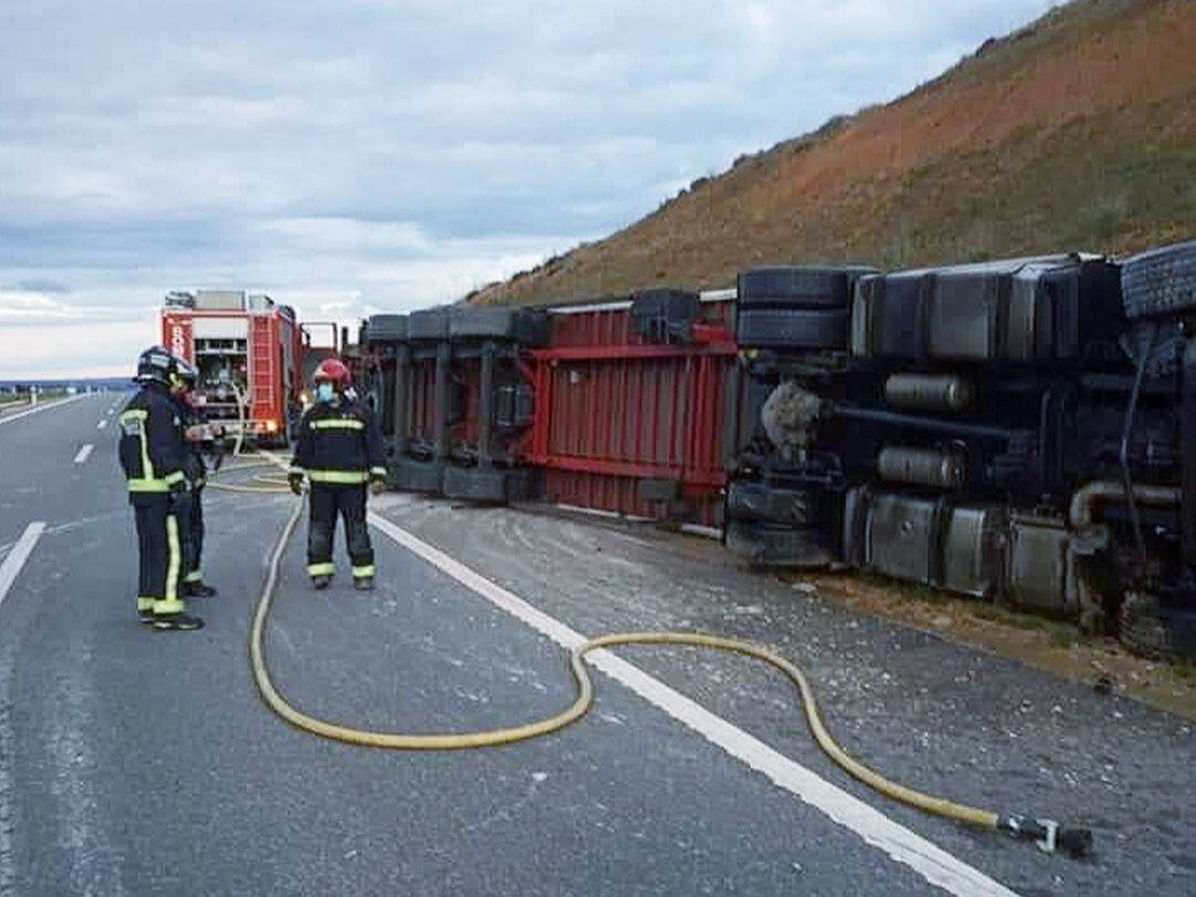 Los bomberos de Aranda intervinieron en este aparatoso accidente en el que afortunadamente no hubo que lamentar víctimas personales