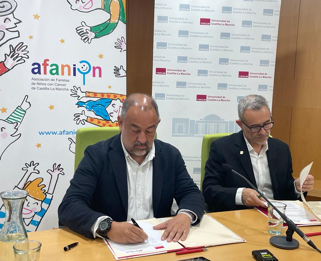 Momento de la firma del convenio colaborativo entre la UCLM y AFANION