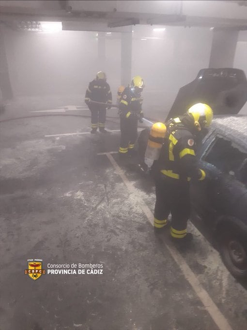 Bomberos del parque de Jerez sofocando el fuego en el sótano del supermercado