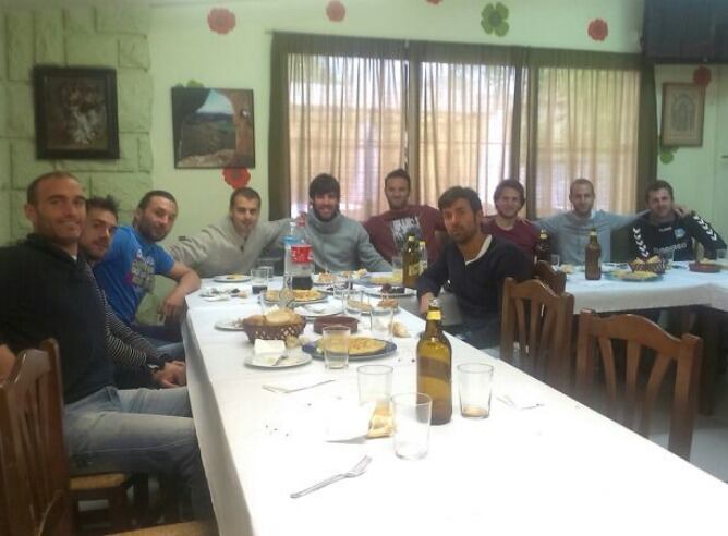 La plantilla del Alavés ha almorzado hoy en el Camping de Ibaia.
