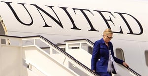 Hillary Clinton aterriza en la base aérea de Torrejón de Ardoz, Madrid