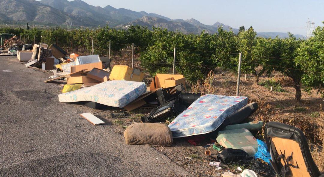 Imagen de un vertedero ilegal en Castelló, en el Camí d'En Riera