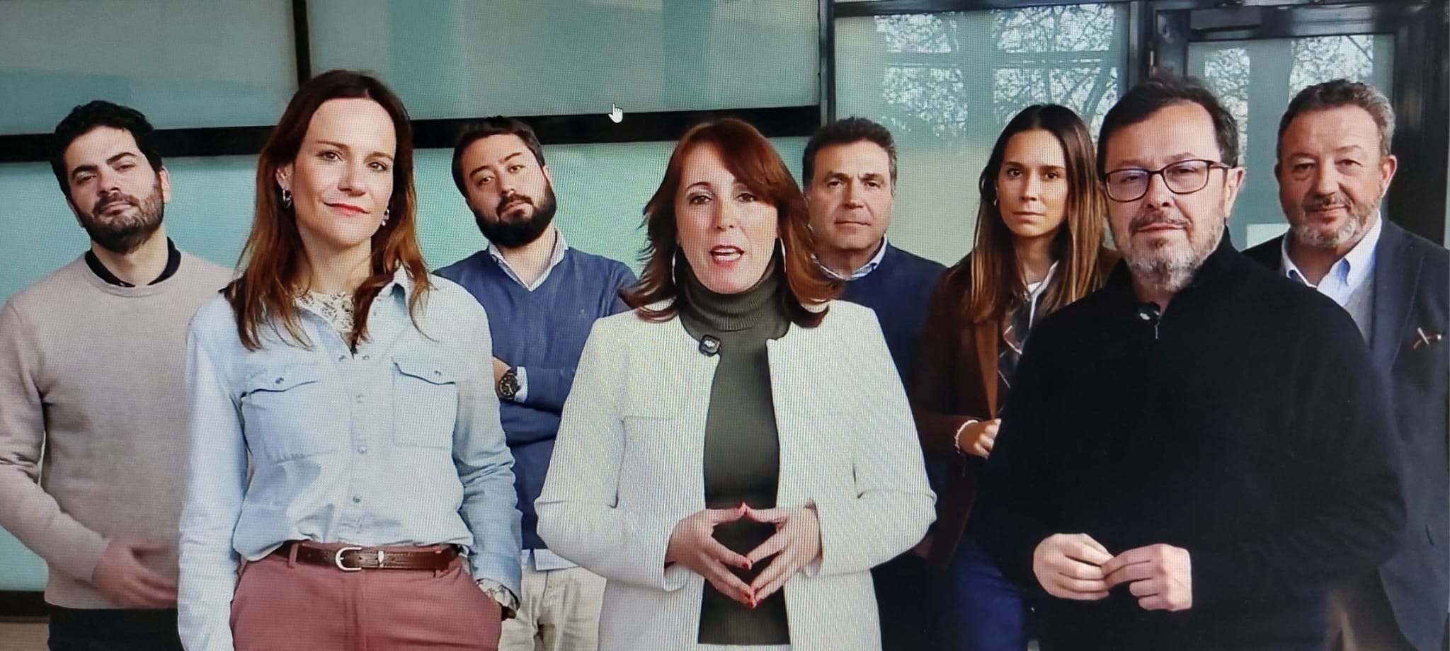 La portavoz de Vox Móstoles, Nieva Machín, junto a la diputada regional Isabel Pérez Moñino y el portavoz nacional de Vox y presidente de Vox Madrid, José Antonio Fuster