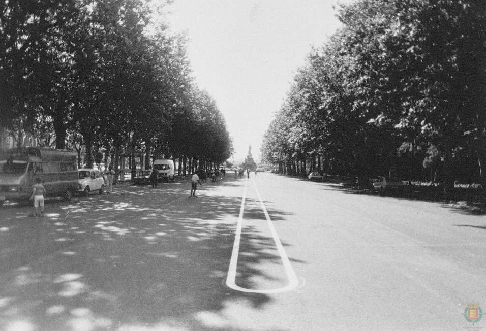 Aparcamiento en la Acera de Recoletos, junto al Campo Grande