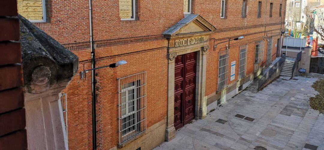 Fachada de uno de los edificios del Instituto Psiquiátrico de Servicios de Salud Mental José Germain.