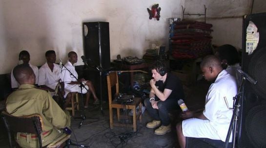 El productor de Ian Brennen grabando el disco junto a los miembros de la cárcel de Zomba.