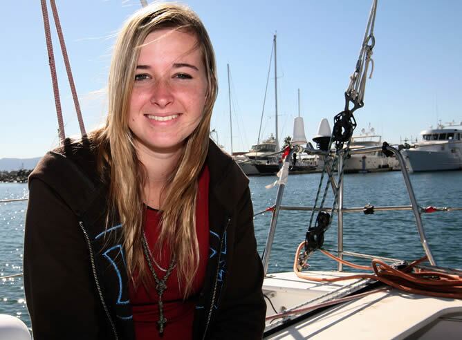 Abby Sunderland, la joven de 16 años que quiere dar la vuelta al mundo en barco