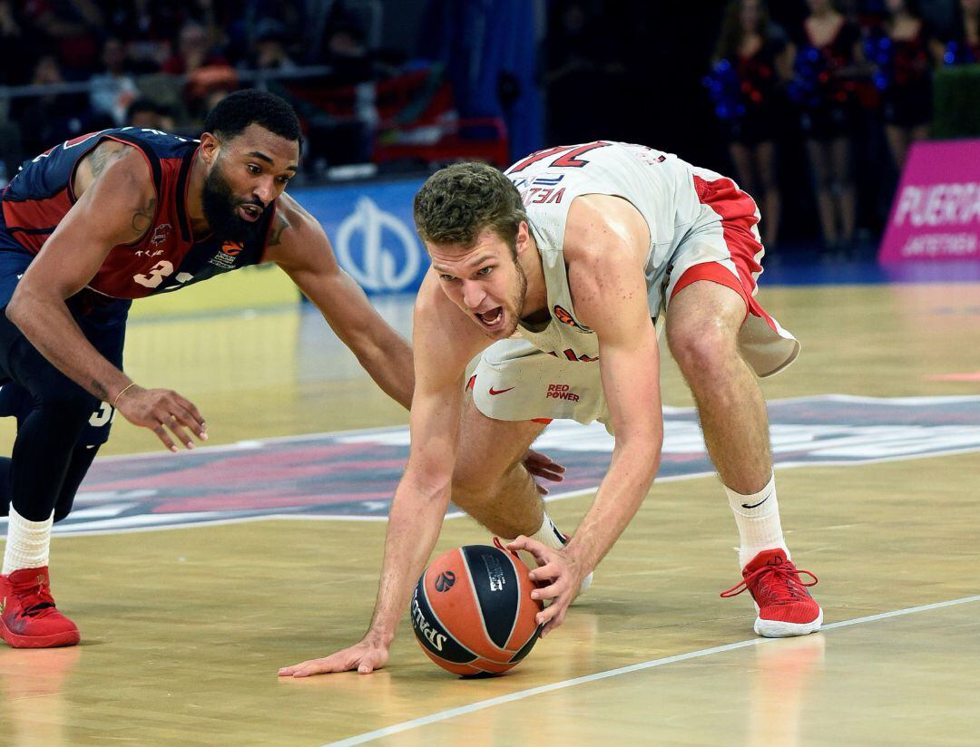 Darrun Hilliard trata de robar un balón a Sasha Vezenkov durante el partido contra Olympiacos.