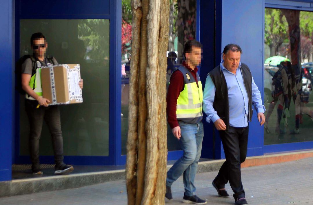 El presidente de la SD Huesca, Agustín Lasaosa, durante el registro de la Policía a las oficinas del club esta semana  