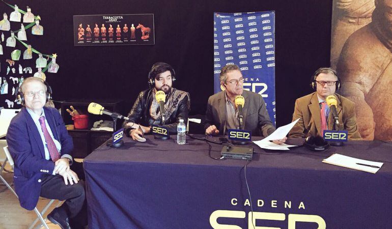 De izquierda a derecha, Alberto Máximo Pérez Calero, presidente del Ateneo; Manu Sánchez, productor de la muestras sobre los Guerreros de Xian; Salomón Hachuel, director de Hoy por Hoy Sevilla; y Julián Ávalos, gerente del Banco de Alimentos