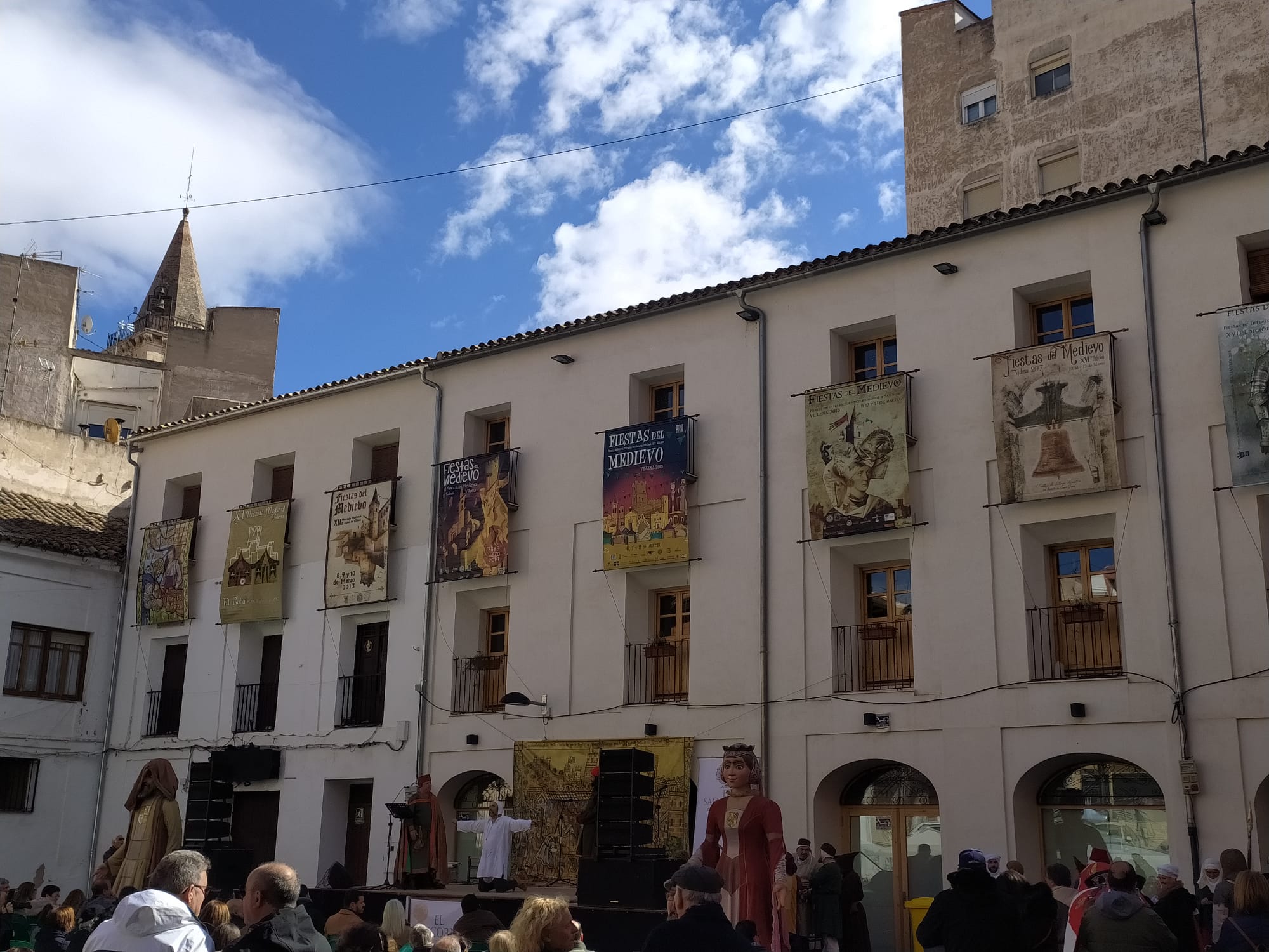 Los balcones de la plaza ya anuncian las fiestas del Medievo