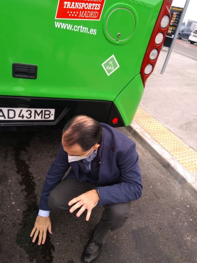 El autobús a prueba en Torrejón sólo emite agua, como muestra el director general de Ingeniería de Alsa.