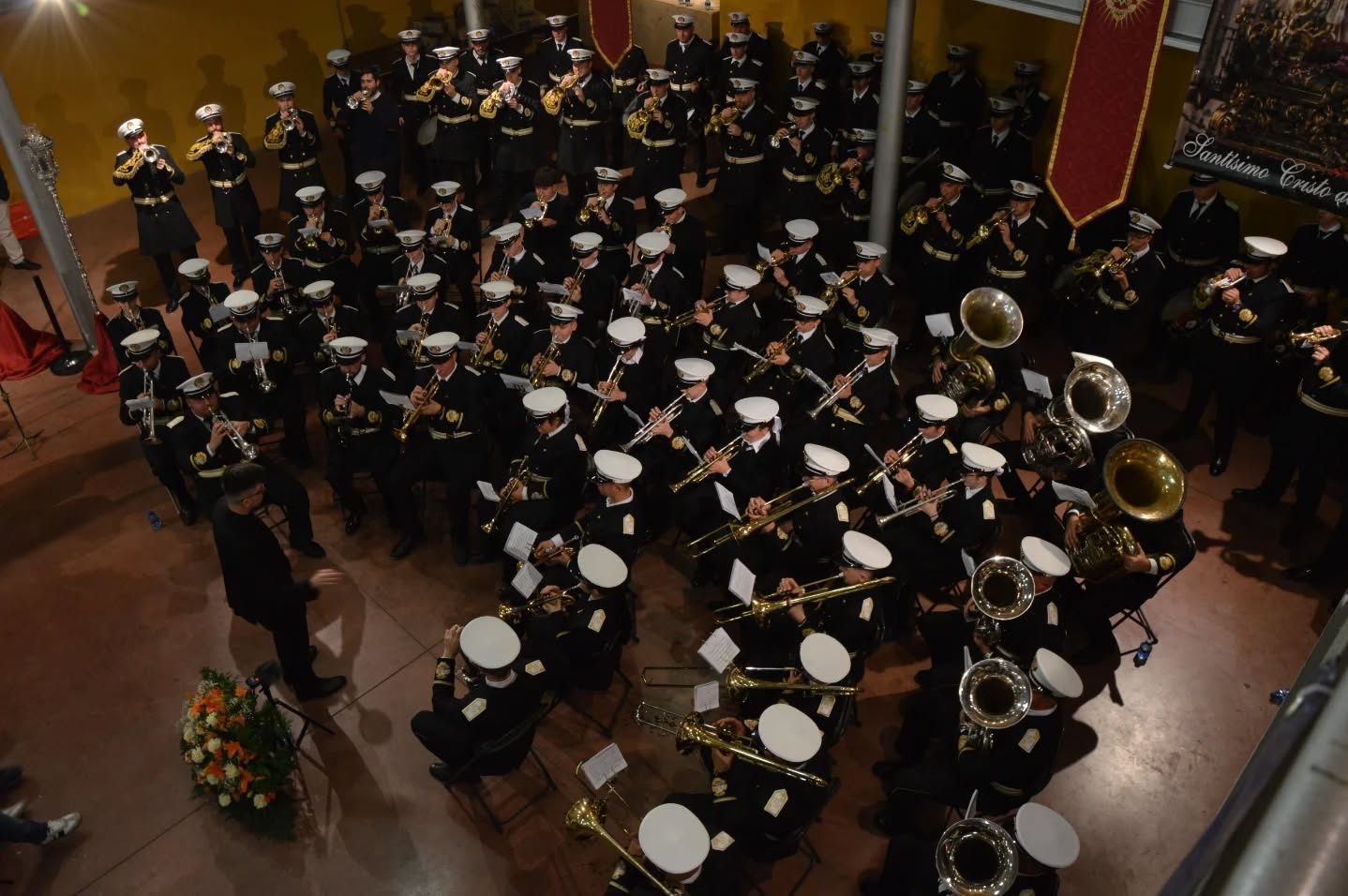 Banda de Cornetas y Tambores 'Dolores del Rosario' de Baeza durante un concierto.