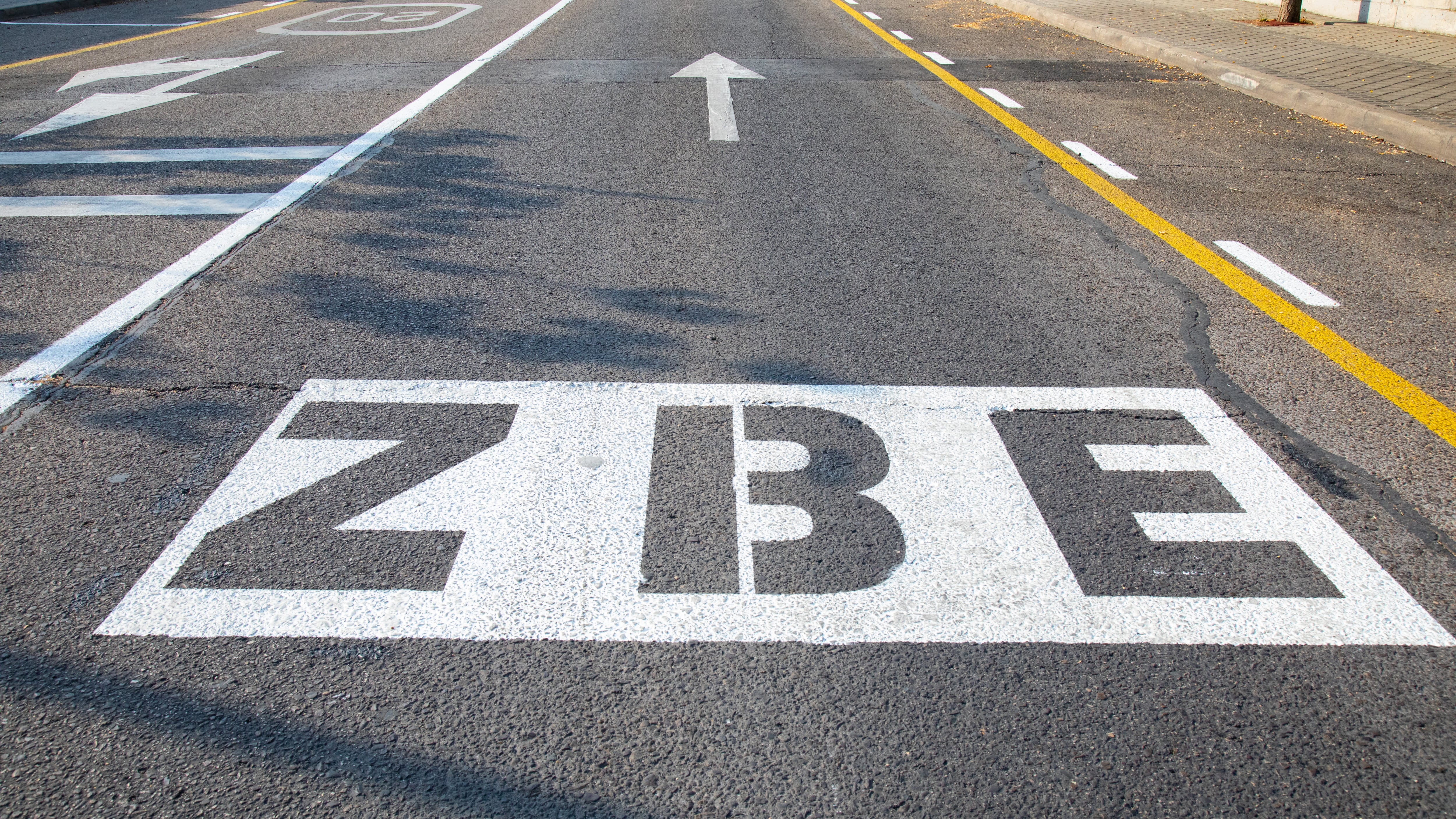 Señalización horizontal de una zona de bajas emisiones.