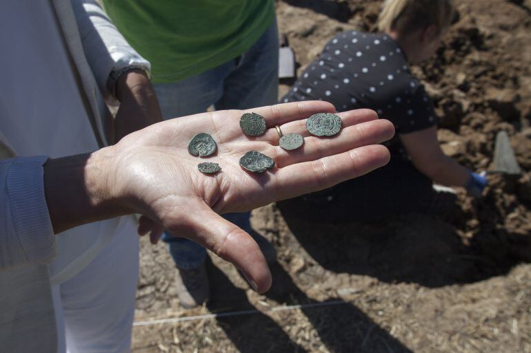 La Guardia Civil incautó 75 moneads romanas