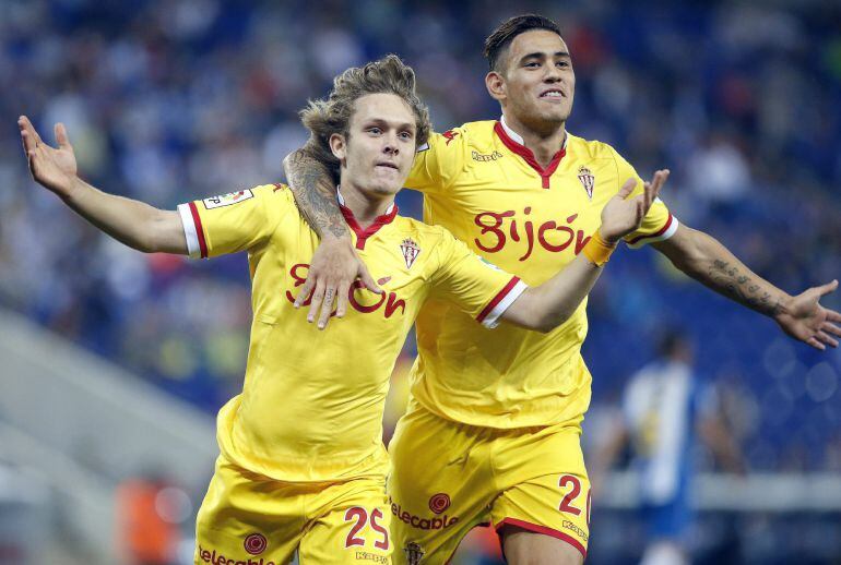 GRA260. BARCELONA, 03/10/2015.- Los jugadores del Sporting, el centrocampista croata Alen Halilovic (i), y el delantero paraguayo Antonio Sanabria, celebran el primer gol del equipo asturiano, durante el encuentro correspondiente a la séptima jornada de primera división, que disputan esta noche frente al RCD Espanyol, en el Power8 Stadium de Cornellá-El Prat. EFE/ Andreu Dalmau.