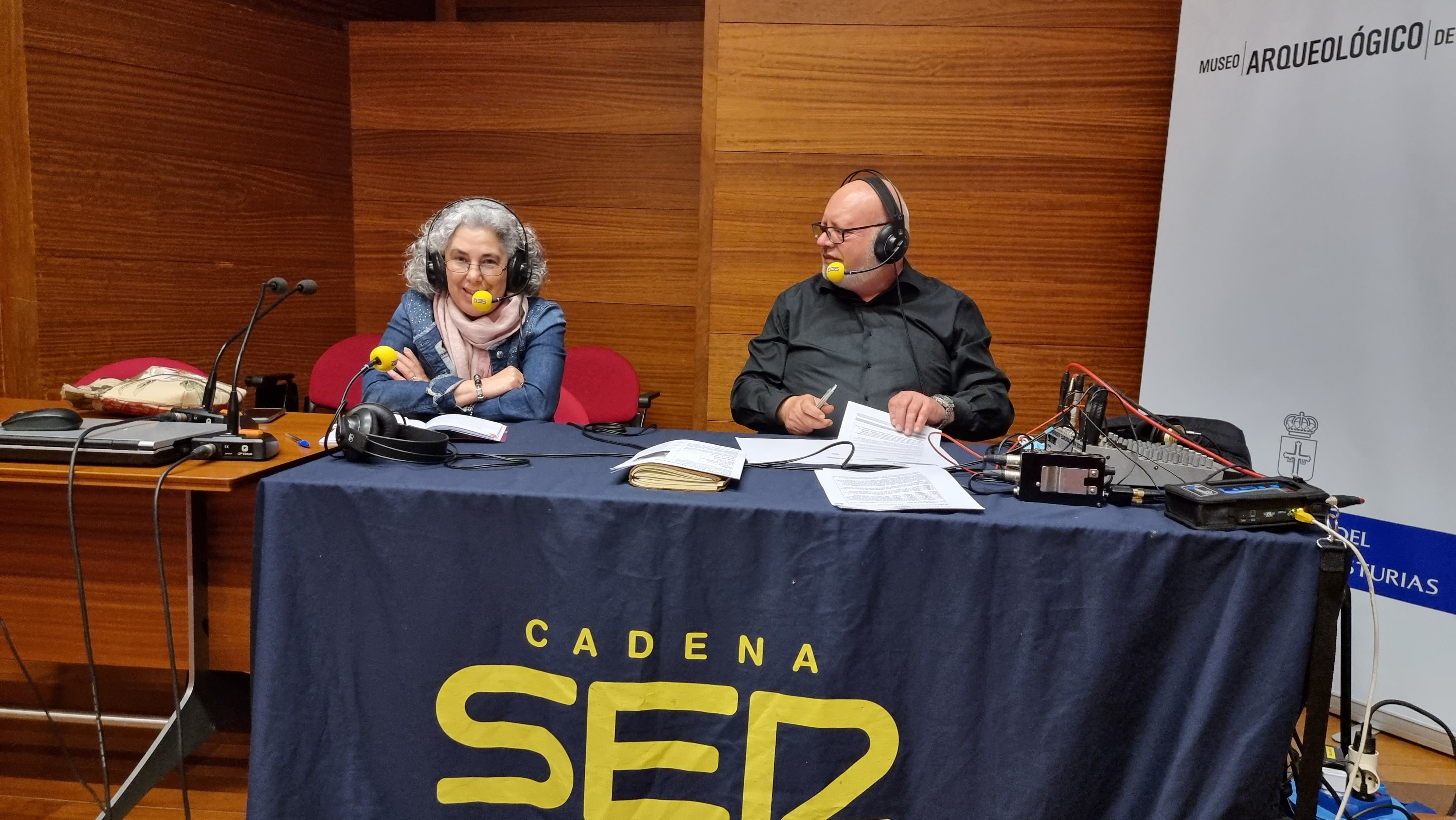 María Antonia Pedregal con José Manuel Echéver, durante la emisión del programa