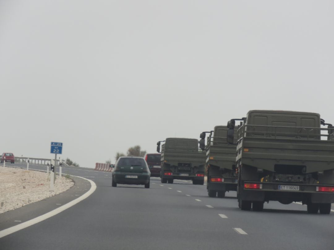 Convoy de vehículos militares en la A-45, foto de archivo.