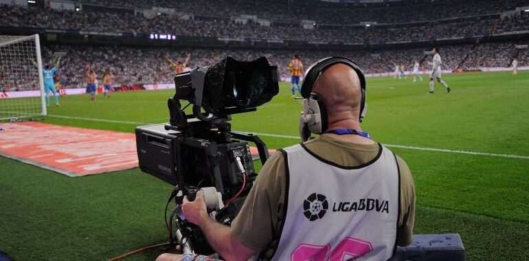 Un cámara, durante un partido de la Liga BBVA en el Santiago Bernabéu.