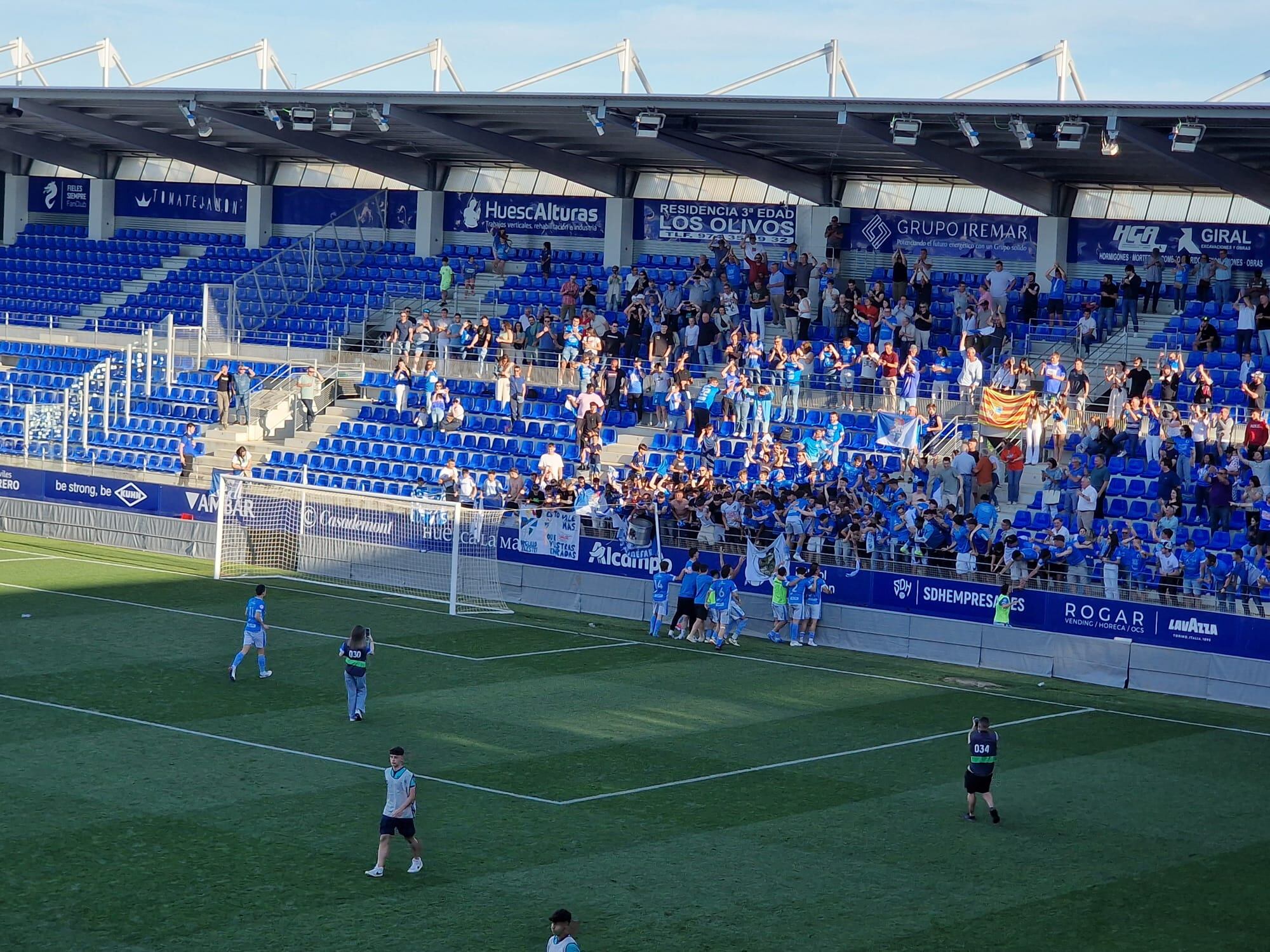 El Binéfar celebra la clasificación con su afición