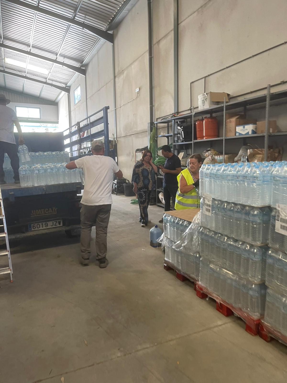 Suministro de agua embotellada para los vecinos de El Castillo de las Guardas