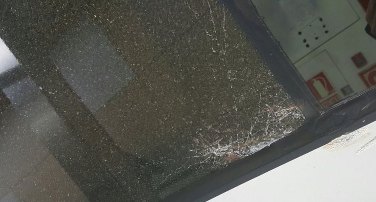 La part exterior del vidre ha quedat completament esmicolada.