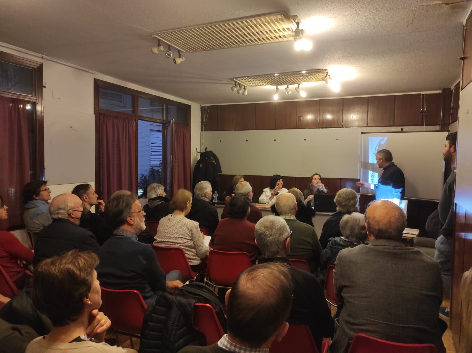 Momento de la reunión en el barrio de María Auxiliadora