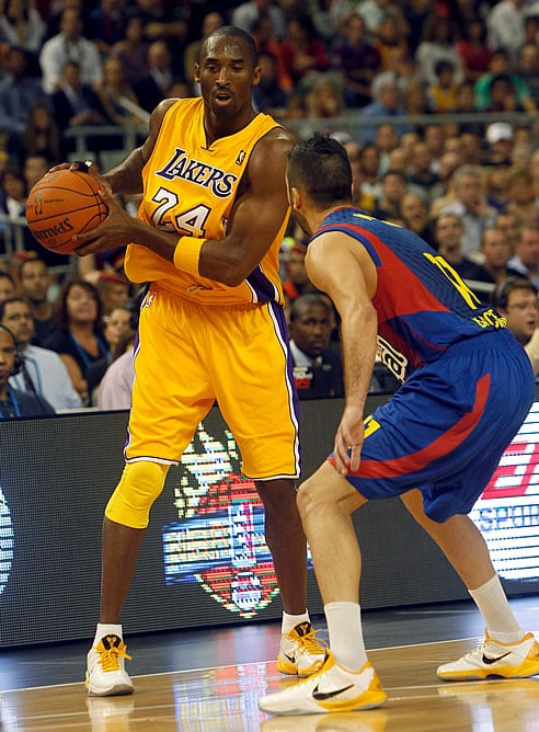 Kobe Bryant se para frente a Juan Carlos Navarro