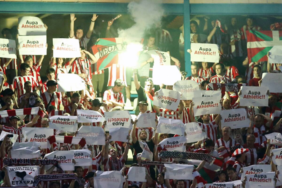 Aficionados del Athletic Club en el estadio Vicente Calderón de Madrid, durante la final de la Copa del Rey de fútbol que enfrenta a su equipo con el FC Barcelona. | <a href="http://goo.gl/gwQCL"><b>Más deportes en Cadenaser.com |</b></a><a href="http://g