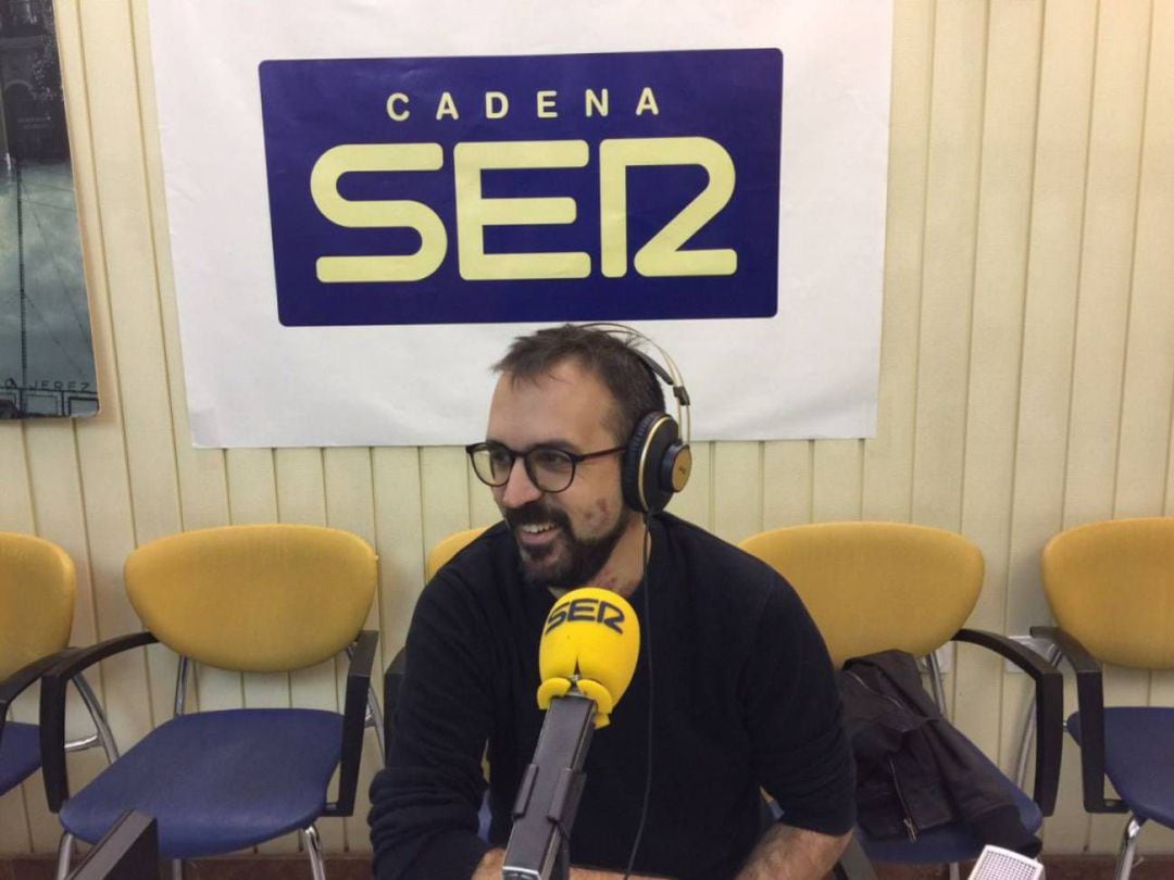 El escritor Javier López Menacho, en una visita anterior a Radio Jerez